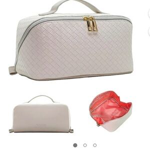 NWT Bulveri Makeup Bag White/Gray and Coral Quilted Design with Gold Zipper
